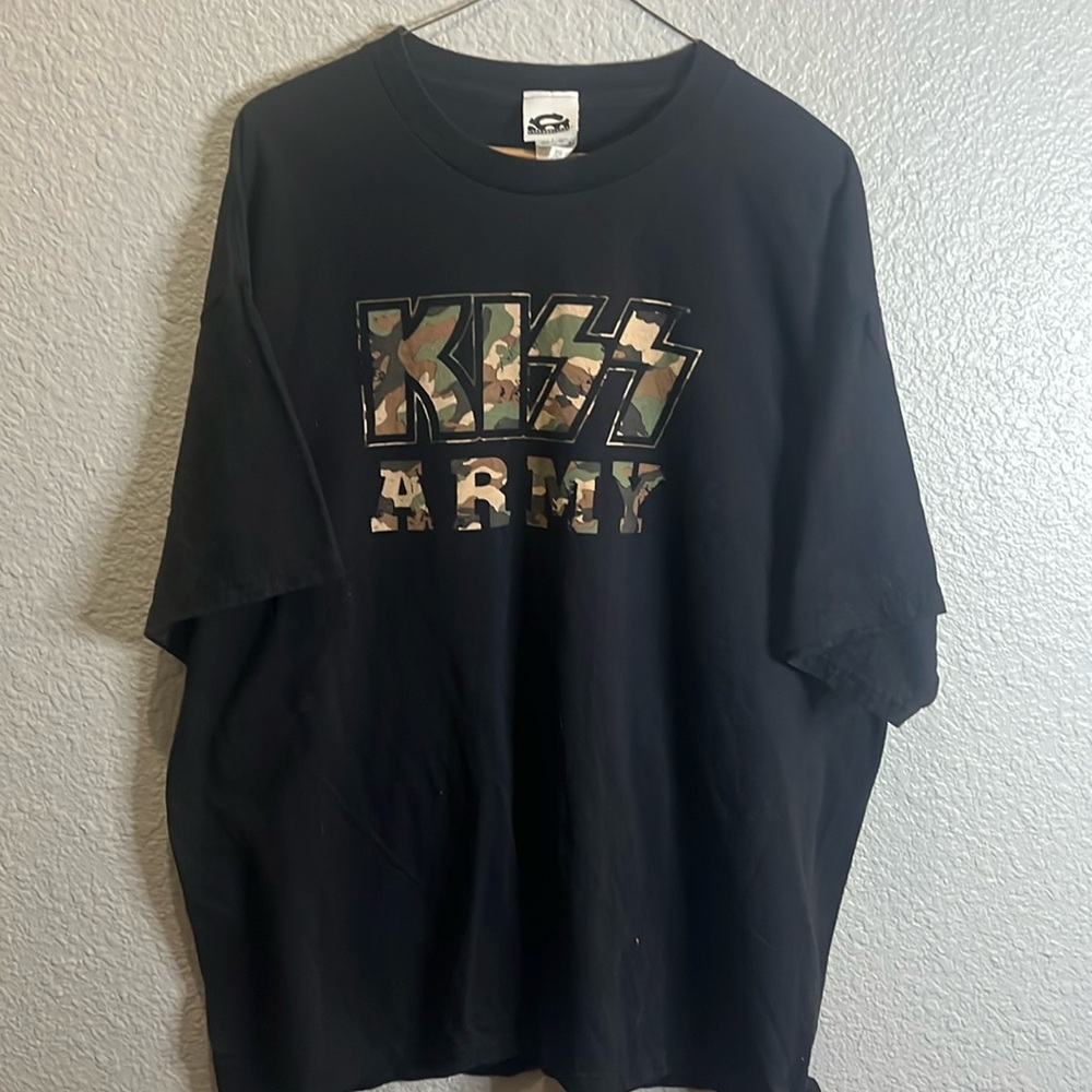 Vintage Vinyl “KISS ARMY” tshirt size XL 2005